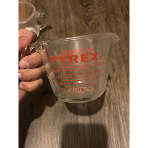 Set of 4 Pyrex Glass Measuring Cups w/Spouts Red Letters Clear  1,1,2,&4 Cups - Picture 4 of 10